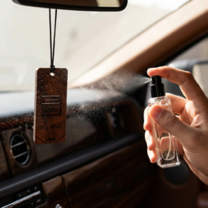 Purškiami kvepalai skirti atnaujinti pakabinamo medinio oro gaiviklio aromatą